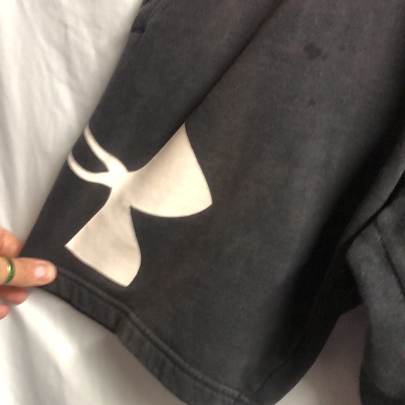 Women’s small stained Under Armour drawstring shorts - Picture 3 of 12